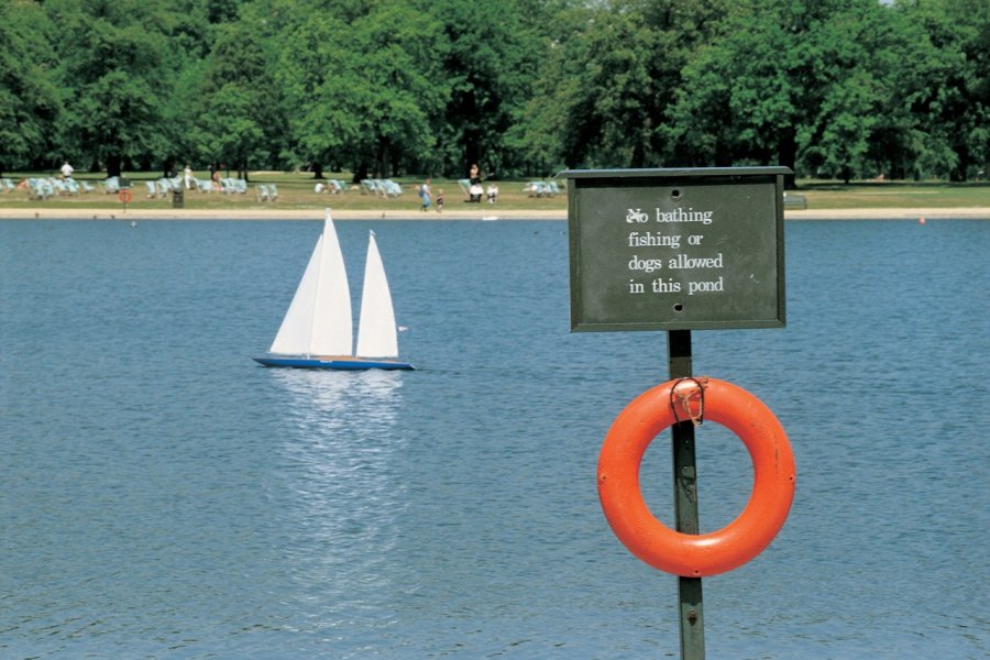 Les Kensington Gardens jouxtent Hyde Park. John Frechet - Iconotec