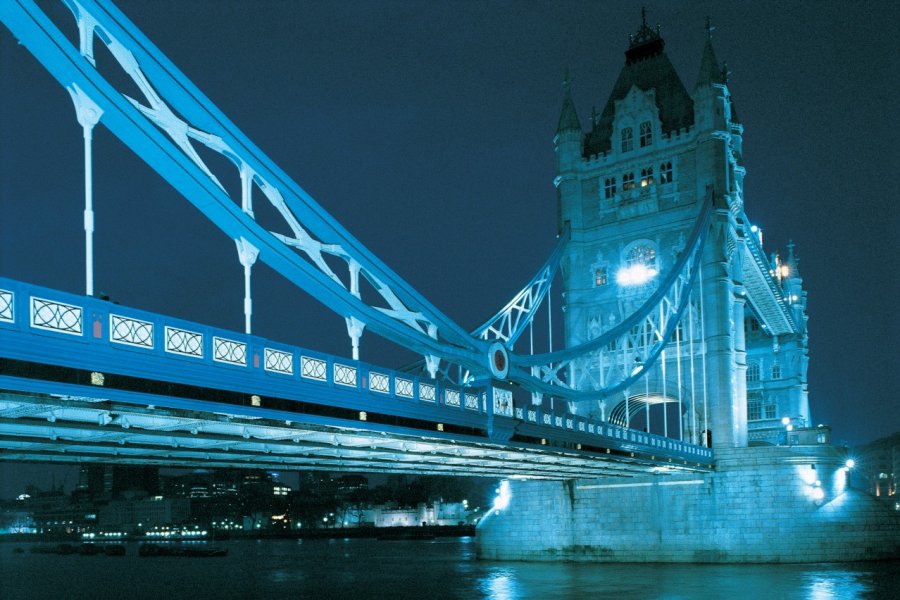 Tower Bridge de nuit illumine la Tamise. John Frechet - Iconotec