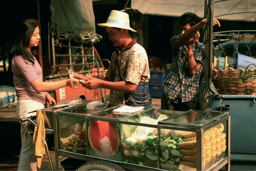Marchand ambulant de fruits au marché de Pak Khlong. Author's Image