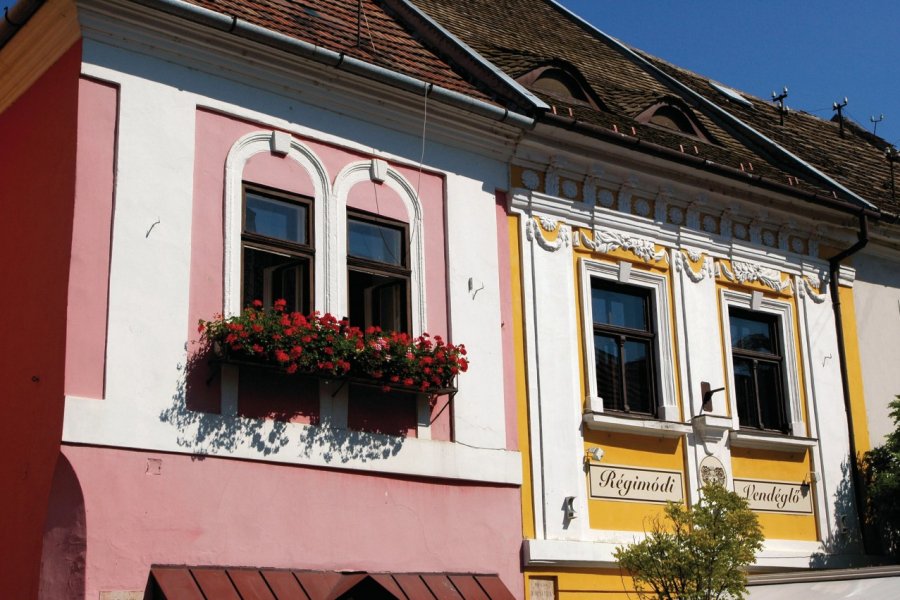 Façades colorées de Szentendre. S.Nicolas - Iconotec