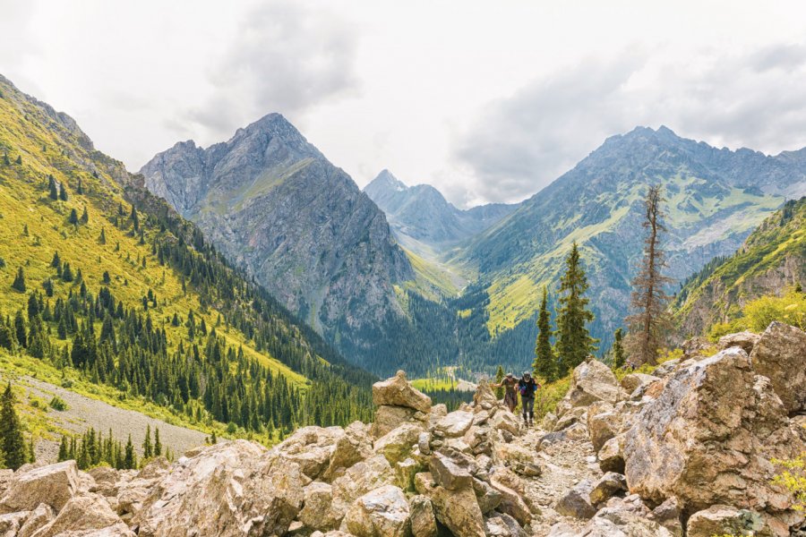 Randonneurs près du lac de Ala Kol. helovi - iStockphoto.com