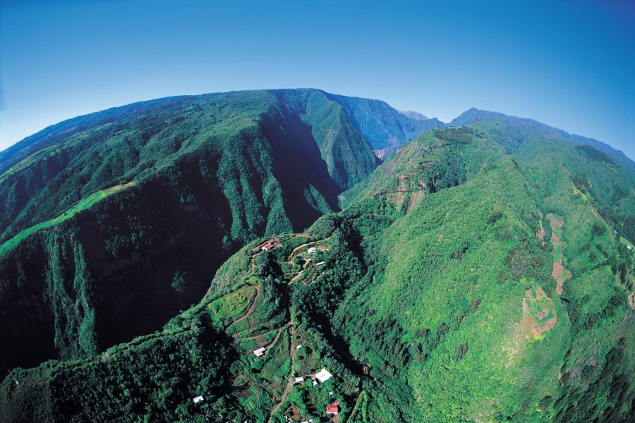 Montagnes boisées de l'intérieur de l'île. Atamu RAHI - Iconotec