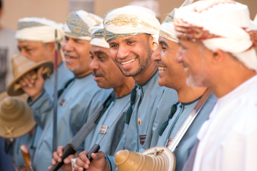 Musiciens et danseurs célèbrent la fête nationale à Nizwa. Katiekk - Shutterstock.com