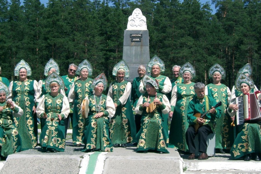 Ensemble de babouchkas folkloriques sur la ligne de frontière entre l'Europe et l'Asie. Stéphan SZEREMETA