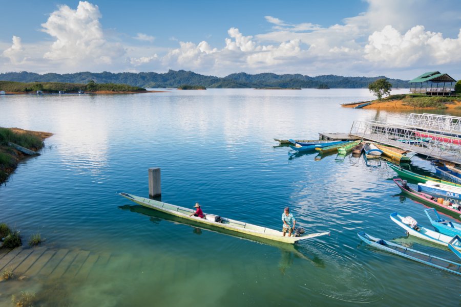 Pêcheur local, lac Batang Ai. Abang Faizul - Shutterstock.com