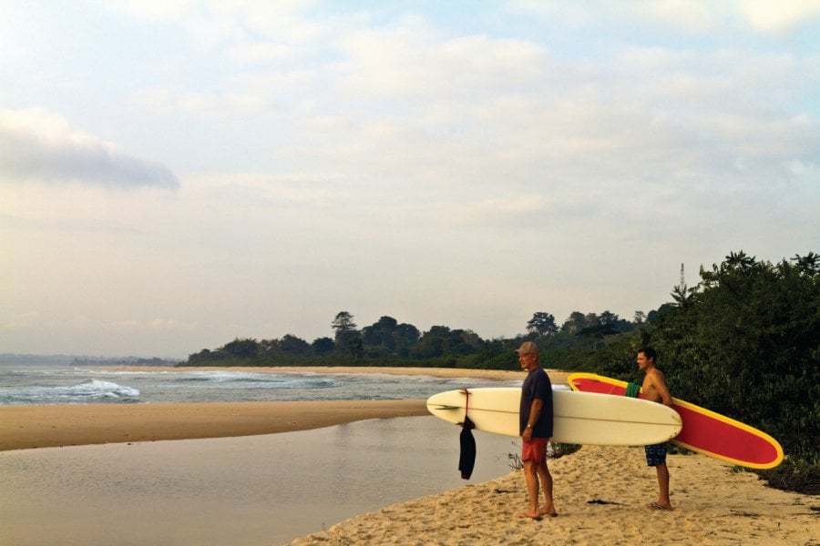 Surfeurs près de Mayumba. tropicalpixsingapore