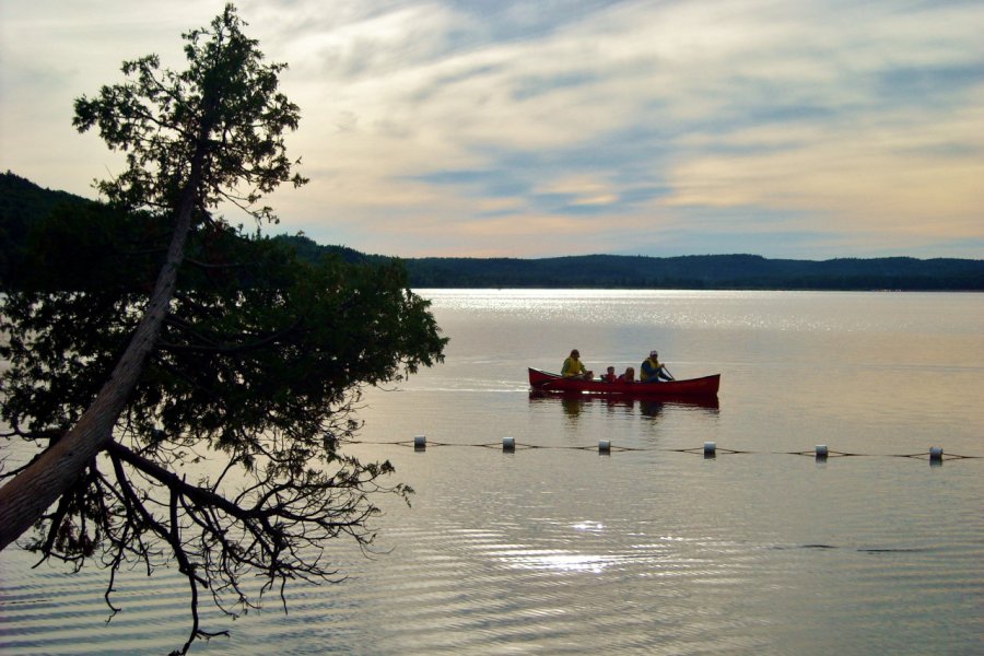 Excursion en canoë au coucher de soleil, parc provincial Algonquin. Valérie FORTIER