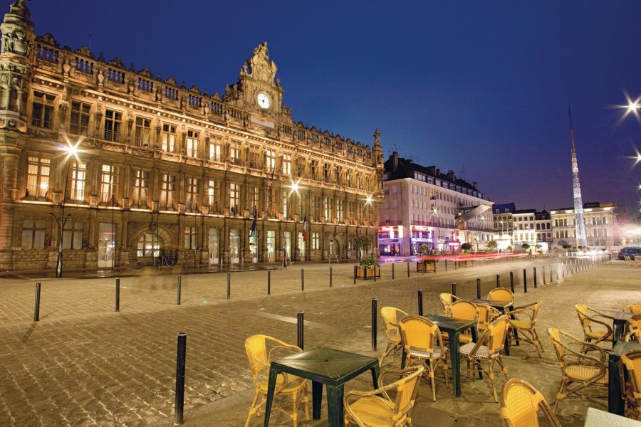 La place de l'hôtel de ville et son aiguille d'acier Olivier LECLERCQ