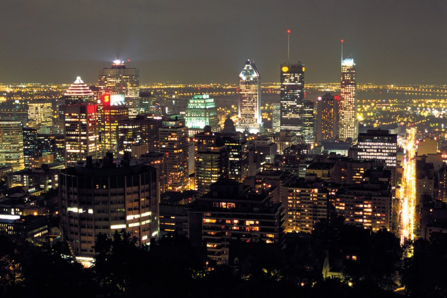 Le centre-ville de Montréal de nuit. (© Author's Image))