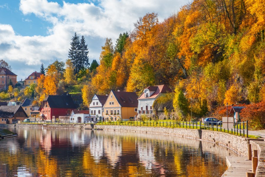 La ville de Český Krumlov sous les couleurs automnales. 2xSamara.com - Shutterstock.com