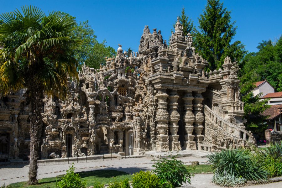 Palais idéal du facteur Cheval. unpetitgraindefolie - Shutterstock.com