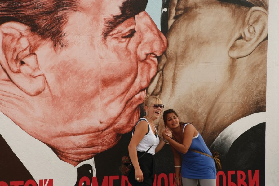 Photo souvenir sur le Mur de la East Side Gallery (© Author's Image))