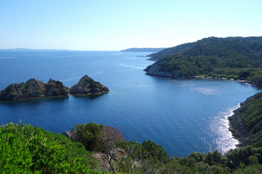 Port-Cros offre des paysages époustouflants. Hyères Tourisme