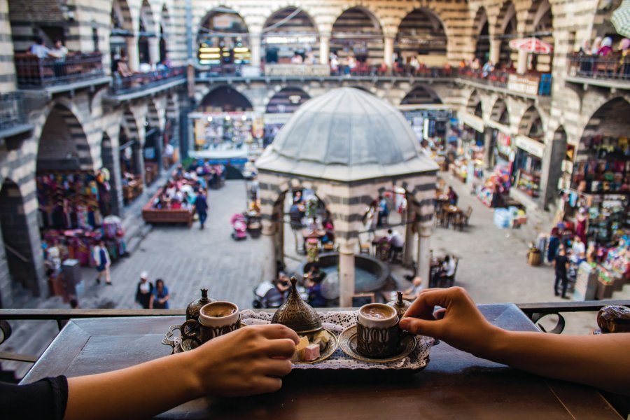 Café turc dans la caravanserail historique Hasanpaşa Khan CihatDeniz