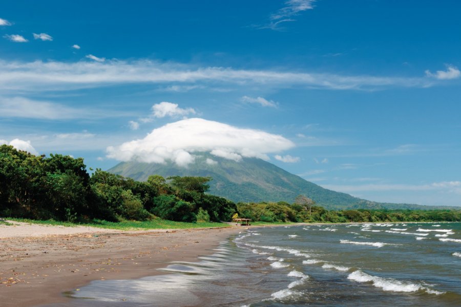 Plage de Santo Domingo, Ile d'Ometepe, le volcan concepcion en fond. Rchphoto - iStockphoto