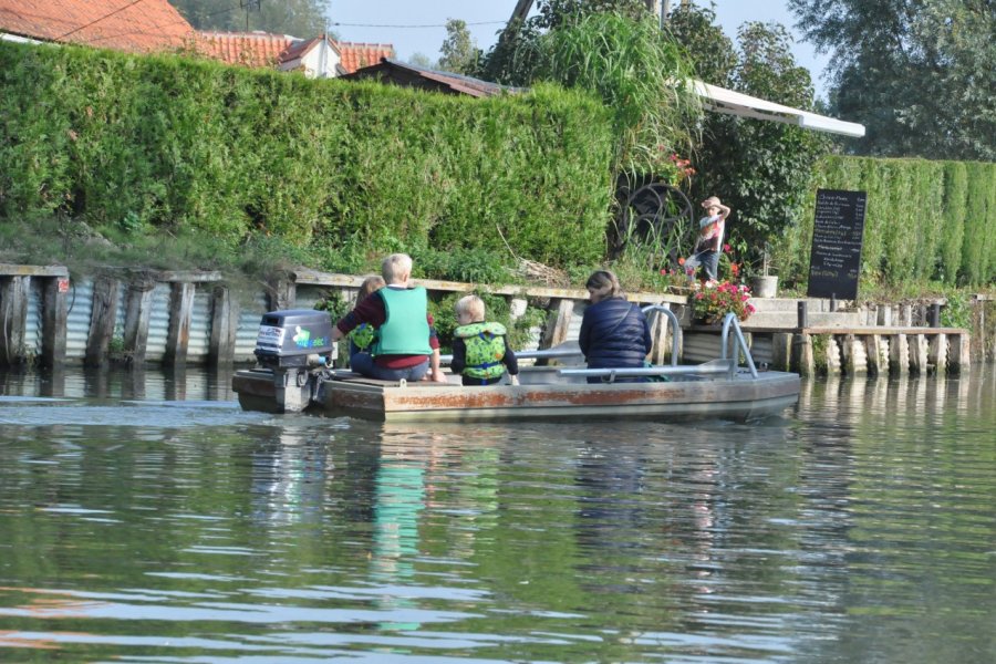 On se déplace en barque dans les marais de l'Audomarois. (© Catherine FAUCHEUX))