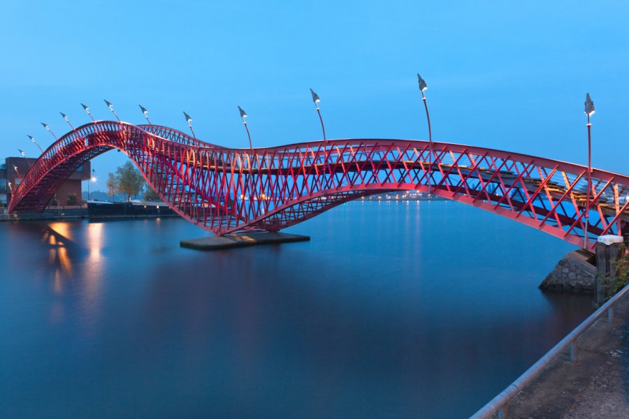 Python Bridge à Amsterdam. Alchena- shutterstock.com