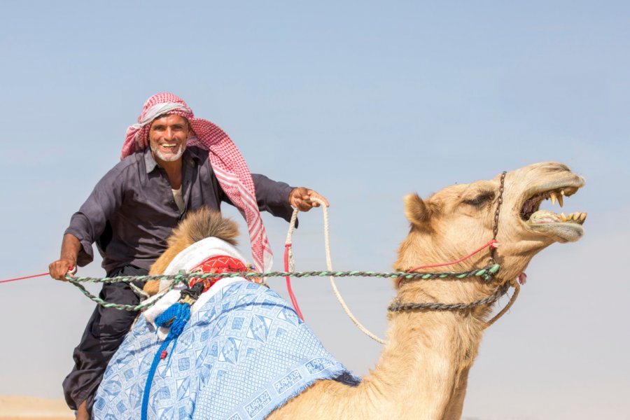 Homme dans le désert de Madinat Zayed. Katiekk - Shutterstock.com