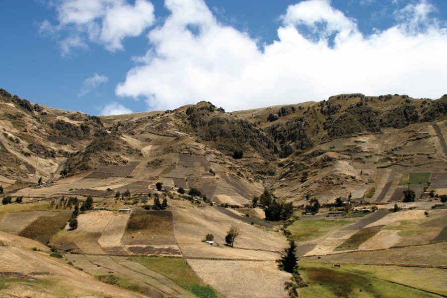 La route de Zumbahua serpente à travers le paramó andin. Stéphan SZEREMETA