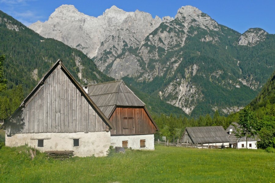 Vieux cottages alpins dans la vallée de Trenta. Andreja Donko - Shutterstock.com