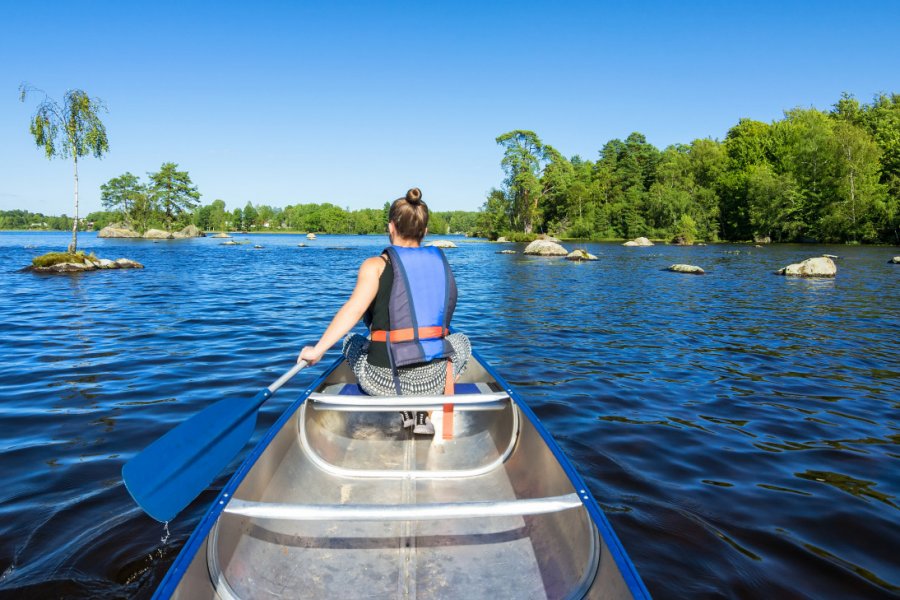 Canoë sur le lac à Blekinge. Piotr Wawrzyniuk - Shutterstock.com