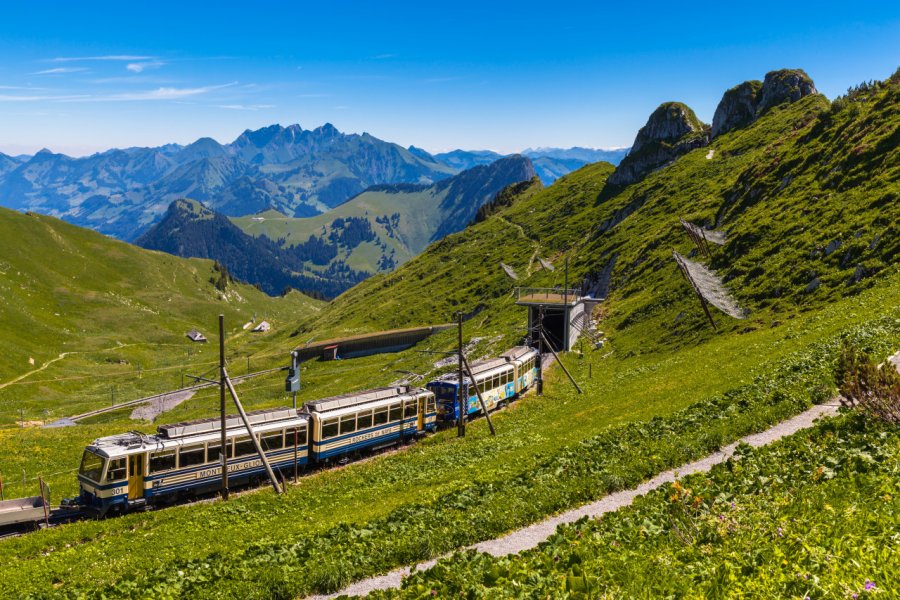 Train à crémaillère rejoignant les Rochers-de-Naye. Peter Stein - Shutterstock.com