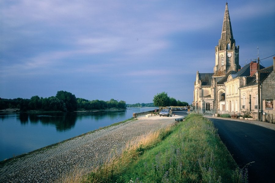 L'église de Bréhémont, en bord de Loire (© DANIÈLE CATI - ICONOTEC))