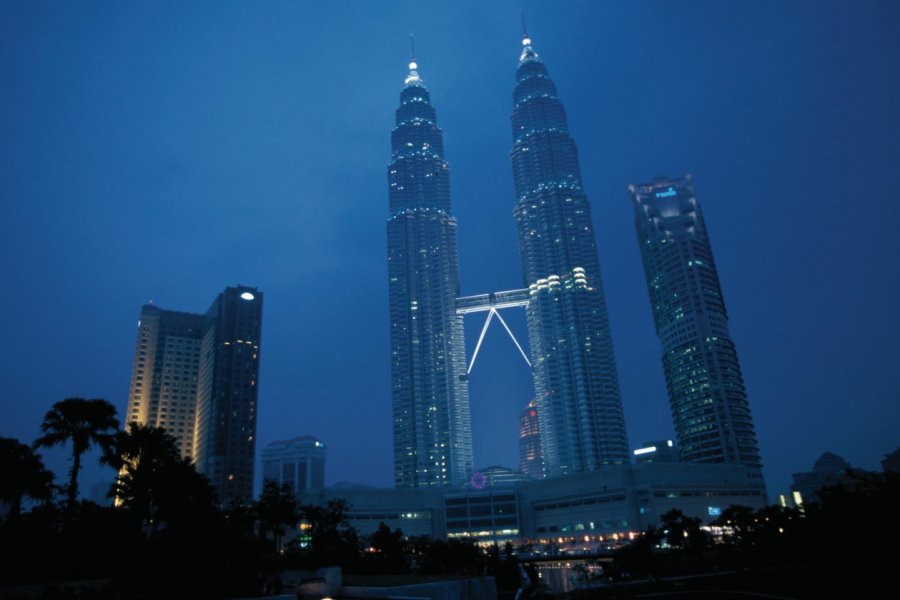 Tours Petronas Cali - Iconotec