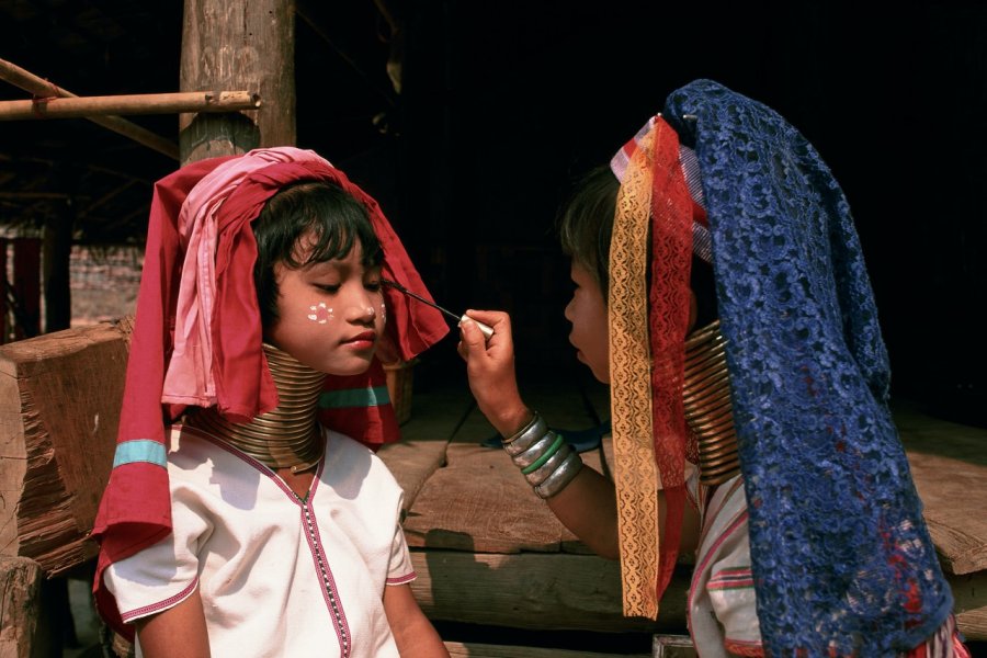 Jeunes femmes-girafes d'un village Karen. Author's Image