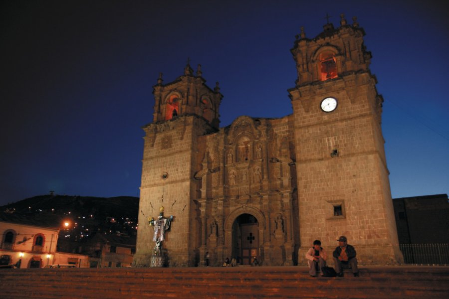 Cathédrale de Puno de nuit. (© Stéphan SZEREMETA))