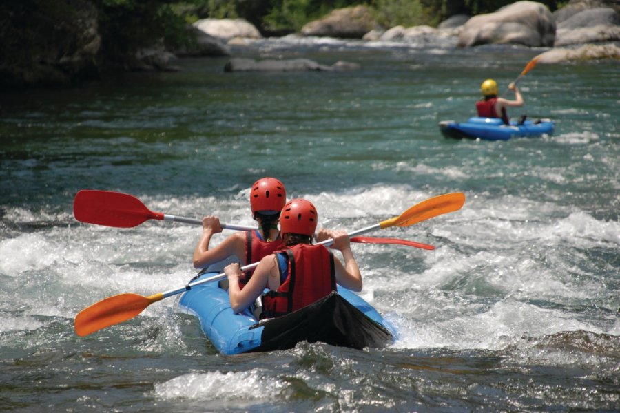 Descente des gorges de l'Ardèche en kayak Rémy MASSEGLIA - Fotolia