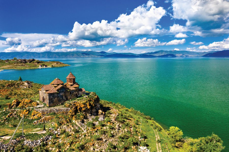 Vue sur le lac Sevan depuis l'église d'Aïravank. Leonid Andronov - iStockphoto.com