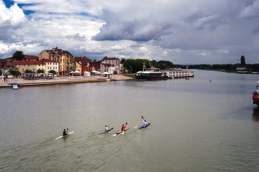 Kayak vers Saint-Jean-de-Losnes. JM Soedher  - iStockphoto.com