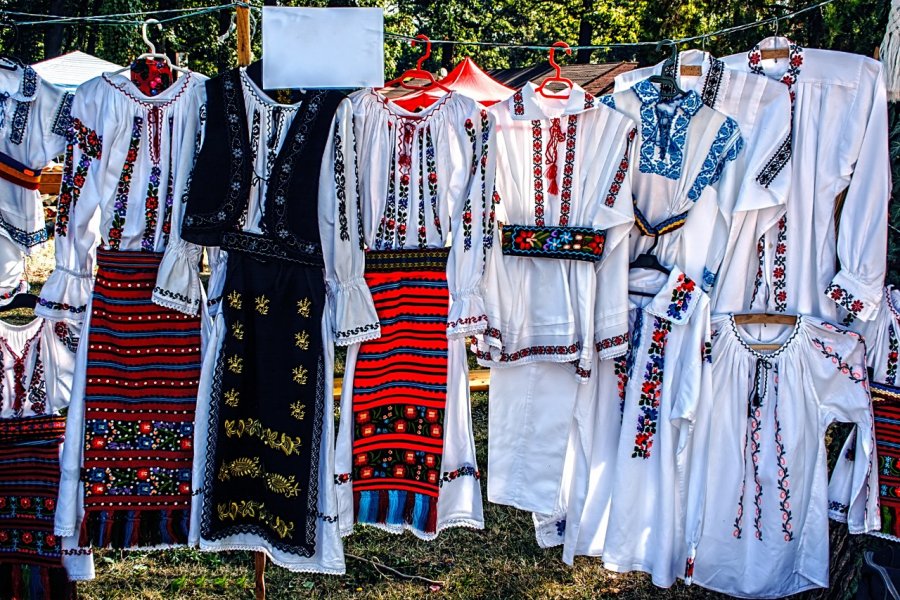 Tenues authentiquement roumaines, Bistrița. Ioan Florin Cnejevici - Shutterstock.com