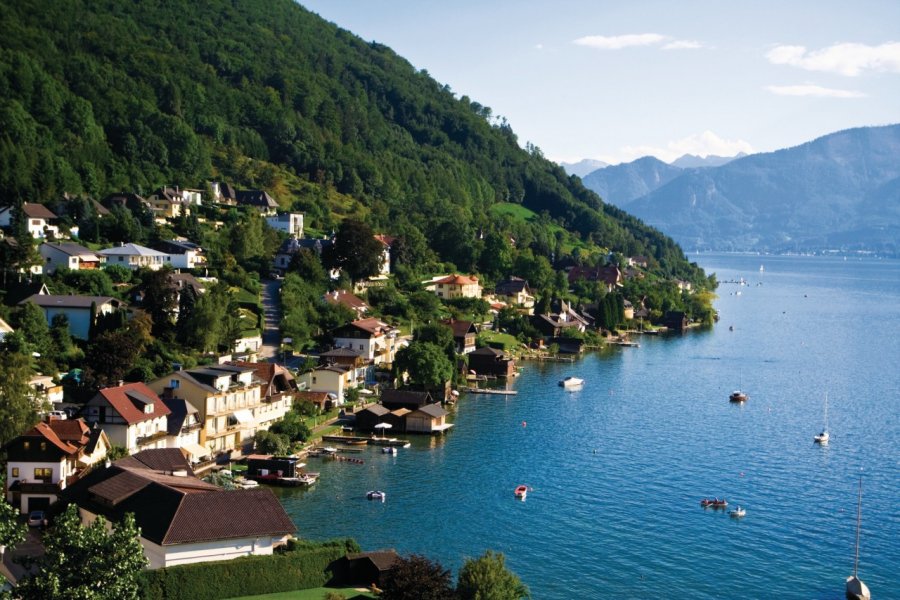 La ville de Gmunden au bord du Traunsee. Peter Kirillov - Fotolia