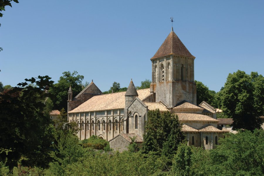 Vue de l'église Saint-Hilaire à Melle. Ph. Wall CD79