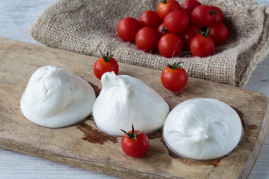 Burrata fraîches, typiques de la région des Pouilles. Sabino Parente - Shutterstock.com