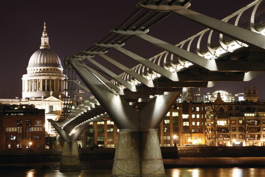 Millennium Bridge et Saint-Paul. Aidas ZUBKONIS - Fotolia
