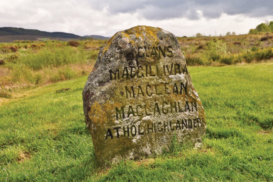 Pierre tombale marquant la bataille de Culloden, avec les noms des différents Clans qui y ont participé. Cablach - iStockphoto.com