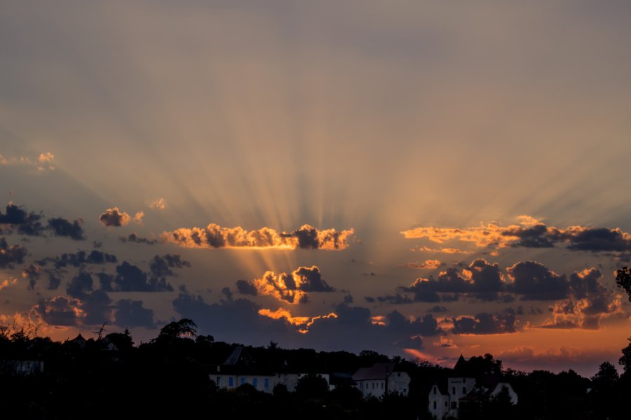 Coucher de soleil à Limogne-en-Quercy, un des endroits idéal pour observer les étoiles. Catalina Andreita - Shutterstock.Com