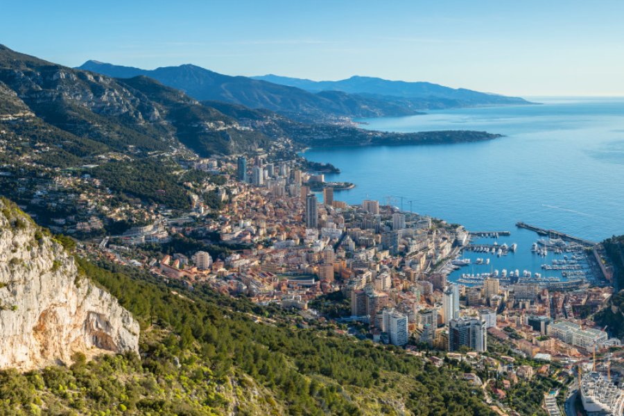 Vue aérienne de la ville de Monaco depuis le belvédère de La Tête De Chien rochagneux - Stock.Adobe.com
