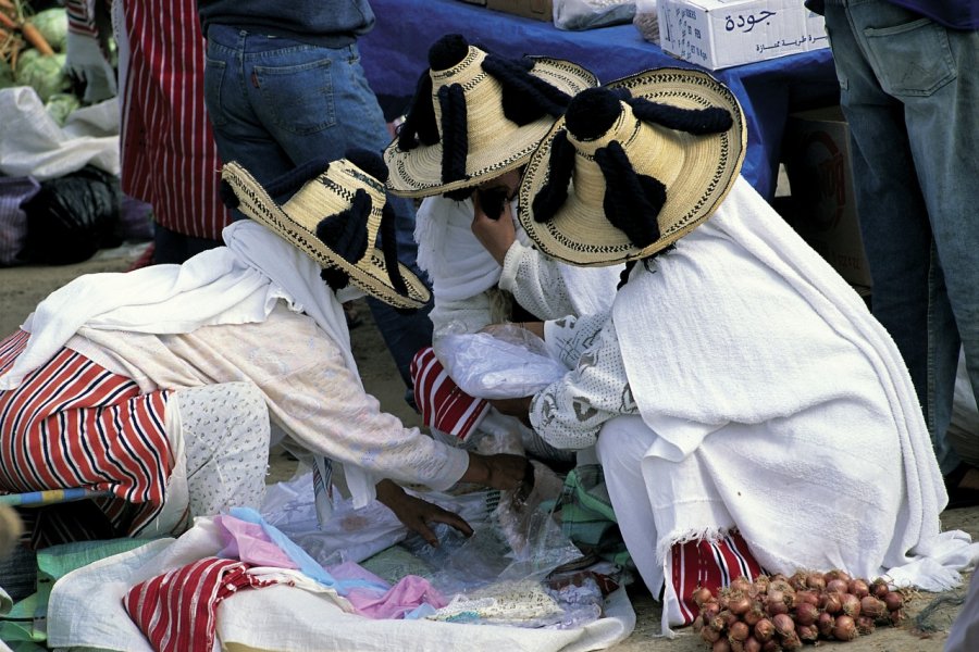 Femmes Jebala en tenue traditionnelle, dans un marché de la région de Ksar-es-Seghir. Thierry Lauzun - Iconotec