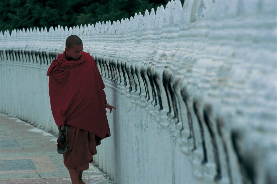 Moine bouddhiste de Sagaing tournant autour d'un temple. Marc Auger - Iconotec