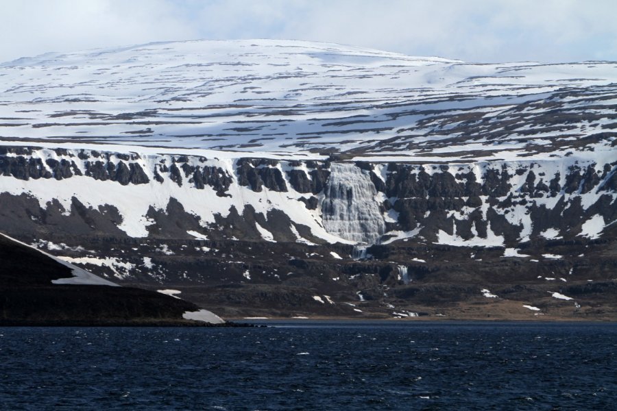 La cascade Dynjandi domine le fjord Arnarfjörður. Stéphan SZEREMETA