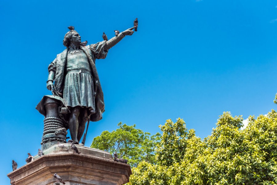 Statue de Christophe Colomb dans le parc de Colón. gg-foto - Shutterstock.com