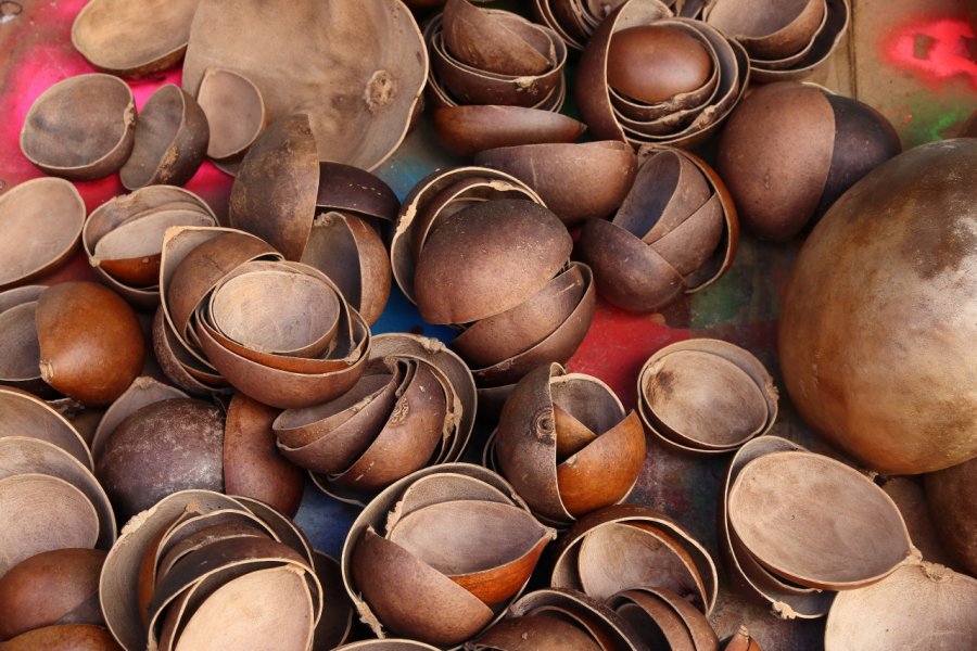 Récipients en calebasse sculptés artinasalement. shutterstock - Tupungato