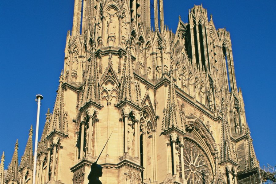 Cathédrale et statue de Jeanne d'Arc (© S. REMAIN - ICONOTEC))