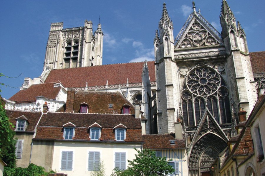 La cathédrale Saint-Etienne à Auxerre Claude NISSENS - Fotolia