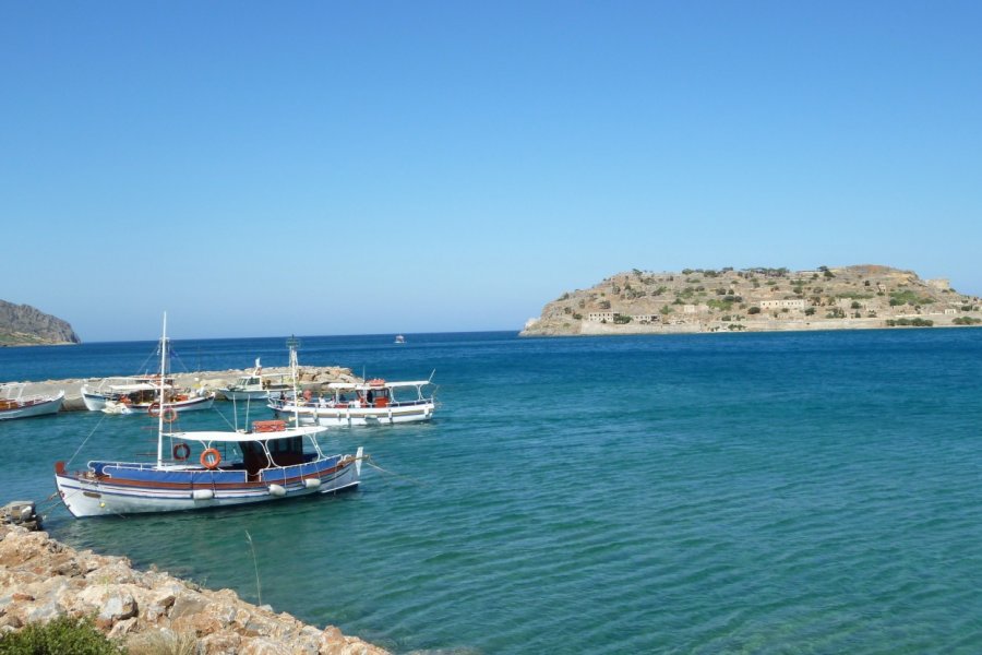 Bateaux face à l'île de Spinalonga. Linda CASTAGNIE