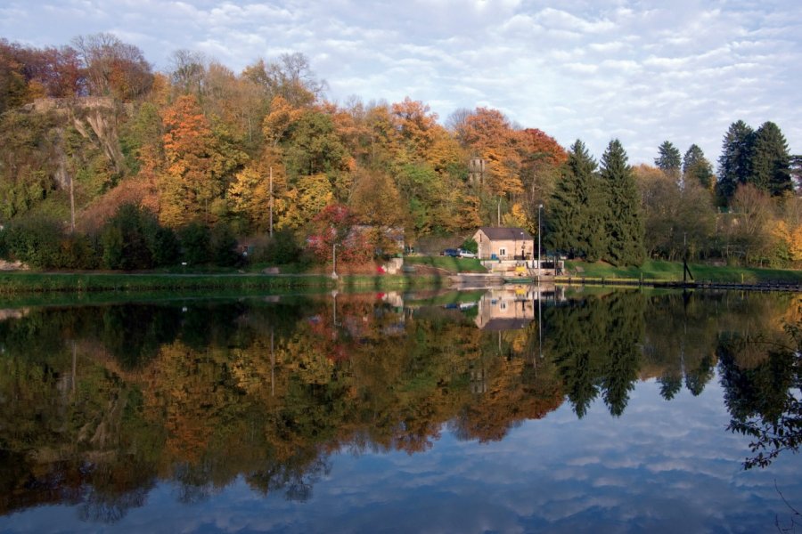 Couleurs d'automne sur la Meuse, barrage de Montcy DJAYZE - FOTOLIA